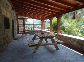 Amplia y cómoda casa de piedra con porche y jardín, hotel med parkering i San Roque de Ríomiera