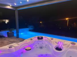 Suite romantique Le temps d'un Instant Loveroom Hammam jacuzzi piscine, hotel in Villeneuve