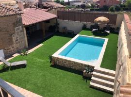 Casa Rural LA BRETONA, hotel with pools in Muelas del Pan