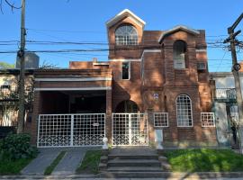 Casa Frente Parque Guillermina, cottage in San Miguel de Tucumán