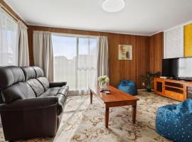 Family 3BR Home with Netflix and Fully Fenced Yard, hotel com estacionamento em Auckland