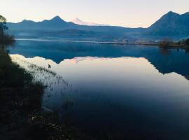 Cabañas Ruka Rayun vista y acceso al lago en Coñaripe, בית נופש בפנגיפולי