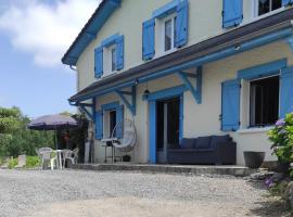 Gîte des 3 arbres, hotel cu parcare din Aramits