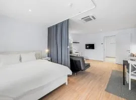 VibeStudio 301 - Central - AC - Licensed - Parking Nearby