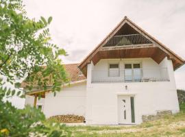 MacskaFészek Vendégház, vacation home in Kissomlyó