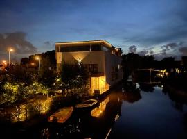 Above and Beyond - luxe suite met sauna en stoomdouche, hôtel à Zaandam