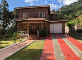 CHALET EN EL CORAZÓN DE LA SIERRA DE GREDOS, PINAR DE LA ATALAYA-TIEMBLO, hotel in El Tiemblo