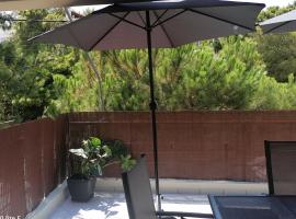 Little Summer Chalet, hotel di Saronida