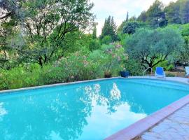 Villa CIGALONS en pleine pinède avec PISCINE chauffée de mai à septembre, hotel met parkeren in Auriol