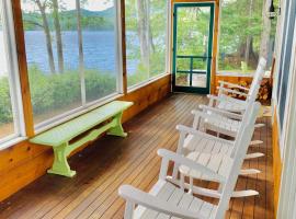 FL Quintessential LAKE HOUSE close to Bretton Woods Santas Village and Forest Lake State Park, hótel í Whitefield