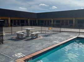 Los Fresnos Inn and Suites, hotel con piscina a Los Fresnos