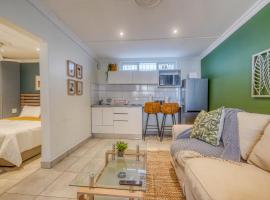 Hampton Collection - Trendy 2 Sleeper Apartment with Pool, hotel in Durban