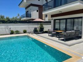 Room in Villa - Cheerfull Brand New 4 Bedrooms Villa with Pool – pensjonat w mieście Karagedik