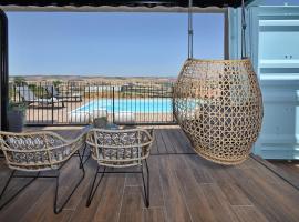 The Container luxury holiday resort for Couples, hótel í Yavneʼel