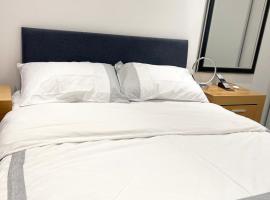 ANGIE HOME, Cama e café (B&B) em Luton