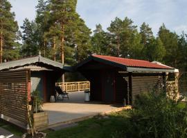 Timber cottages with jacuzzi and sauna near lake Vänern, casa de hóspedes em Karlstad