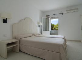 Hostal Capri, hotel em Es Pujols