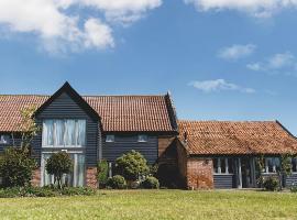 Stackyard Lodge - enchanting 18th Century converted barn in the Waveney Valley，Aldeby的度假住所