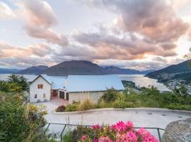 Nyumbani - Elevated Lake and Mountain Views, villa in Queenstown