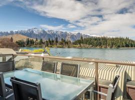 The Lodges 9 - Lake Front Views and Walk to Town, apartment in Queenstown