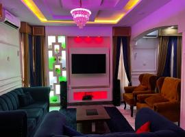 New Luxury 3 bedroom Duplex with private gym and close to Ikeja Airport，拉各斯的度假住所