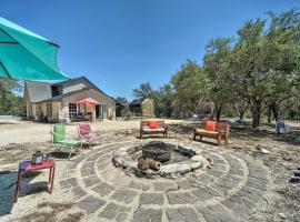 Family Friendly Hill Country Home 13 Mi to Lake!, spa hotel in New Braunfels