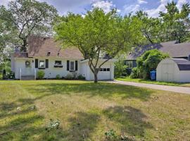 Cozy Plymouth Cottage with Medicine Lake View!, villa a Minneapolis