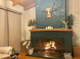 Two Mountains Lodge - Modern Alpine Retreat with Spa - 3mins to Mt Buller, vakantiehuis in Mount Buller