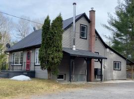 Dream vacation cottage for all seasons 4 bdr/2bath, hotel cu parcare din Bancroft