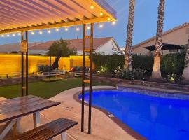 Gorgeous Henderson Home with Pool!, hotel Henderson Bird Viewing Preserve környékén Las Vegasban
