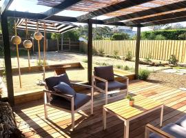 Cosy Back Beach Hideaway with Fire Pit., hotel in Portsea