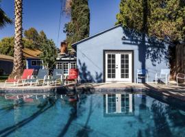 Le Bleu House - Newly Designed 3BR HOUSE & POOL by Topanga, ваканционна къща в Лос Анджелис