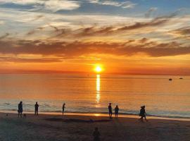 Beach apartment 10/22 esplanade sea-views, hotel in Glenelg