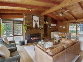 AALFOR LODGE - Luxury Cabin with Spa & Cinema!, hotel di Mount Buller