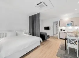 VibeStudio 303 - Central - AC - Licensed - Parking Nearby