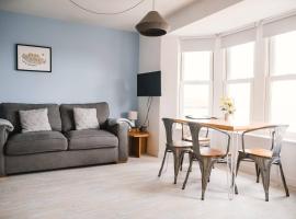 Barry Island Beachfront Apartment - Stunning Bay Views and Private Parking, khách sạn biển ở Barry