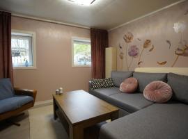 Small cozy apartment by the sea, hotell i Havøysund