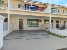 Spacious Double Storey House at Desaru Harmonia 2, hotel em Desaru