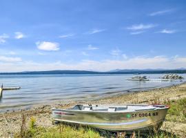 Scenic Lake Almanor Home with Mountain Views!, hotel en Lake Almanor