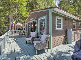 Lake Hermit Cabin with Kayaks and Paddleboards!, hotel in Sanbornton