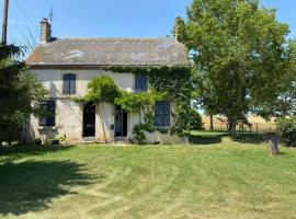 Maison conviviale au cœur de la campagne, holiday home in Saint-Outrille