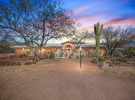 Casa Saguaro - Newly Remodeled, Pool and Mtn Views, hotel in Tucson