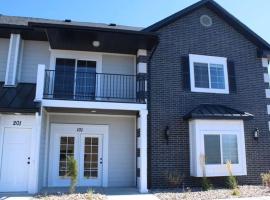 2 CONDOS next to each other Perfect for GROUPS, holiday home in Logan