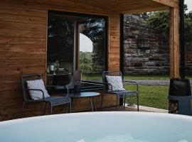 Off the Track Getaway, Luxury Lodge, cabin in Crail