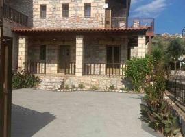 Nikkis house in Stoupa, close to all amenities, stuga i Stoupa