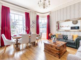 Heart of Ayr: elegant townhouse in central Ayr, hotell i Ayr