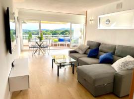Modern Penthouse with Big Terrace, family hotel in Platja  d'Aro
