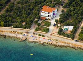 Apartments by the sea Mandre, Pag - 6284, hotelli kohteessa Kolan