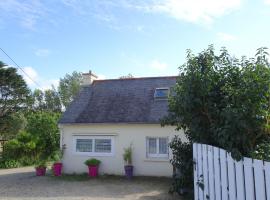 Holiday home, Port Blanc-Penvénan, hôtel à Penvénan