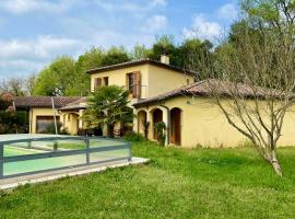 Villa de la croix de la main, hotel con piscina en Veyrignac